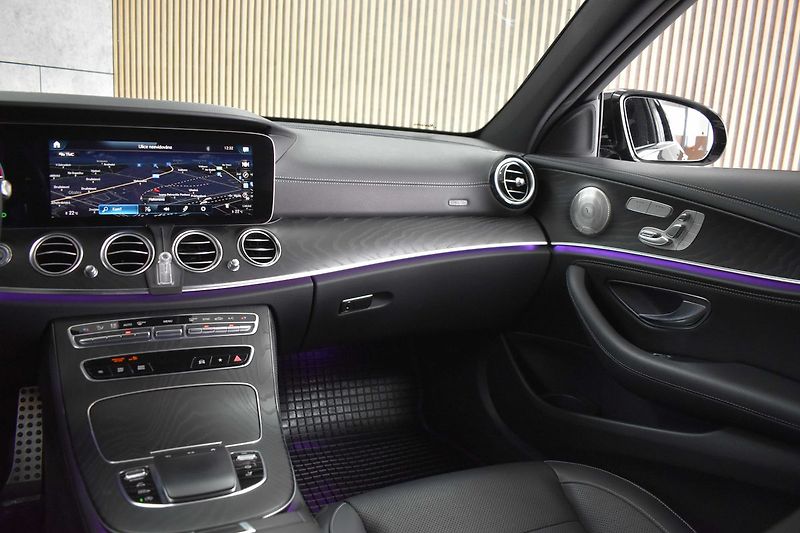 Mercedes-Benz Třídy E E 220d AMG*4MATIC*TAŽNÉ*ACC*ČR - fotka 9 z 52