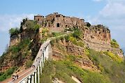 Civita di Bagnoregio se nachází přibližně 100 kilometrů severně od Říma. Až k domům ale autem dojet nelze. Pouze pěšky po městě.