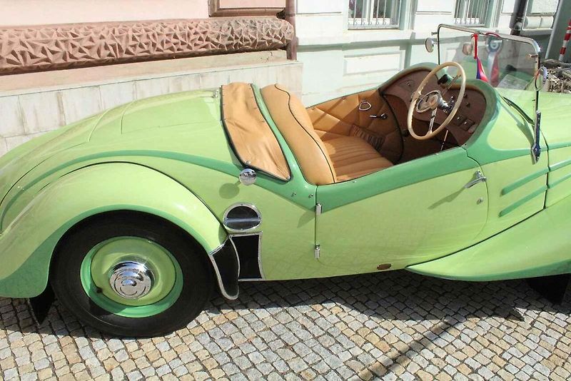 Jeden ze dvou dochovaných exemplářů roadsteru Tatra 75 Sport Bohemia je možná na prodej nebo na výměnu.