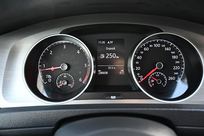 Volkswagen Golf VII 2.0TDI 110KW Highline 2/17 - fotka 14 z 57