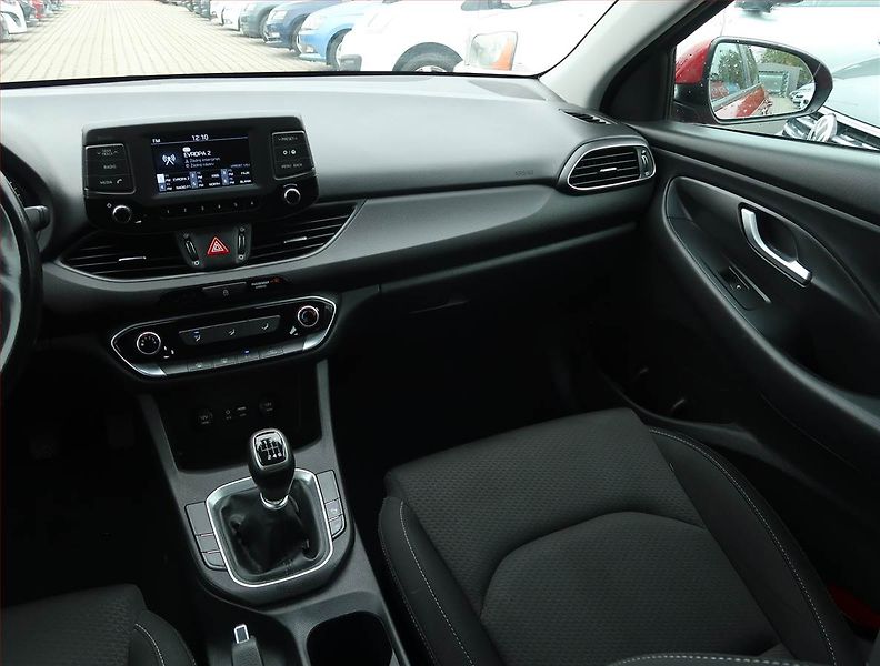 Hyundai i30 (2018) 1.4 T-GDI, Tempomat - fotka 8 z 16