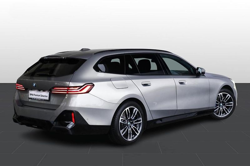 BMW Řada 5 540d xDrive Touring - fotka 3 z 28