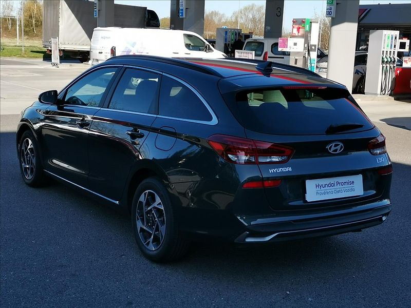 Hyundai i30 1,6 T-GDI WG DCT STYLE SAFETY - fotka 5 z 17