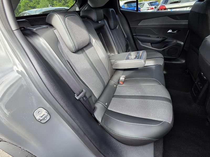 Peugeot 408 (2025) Hybrid e-DCS 145 ALLURE EAT6 - fotka 11 z 31