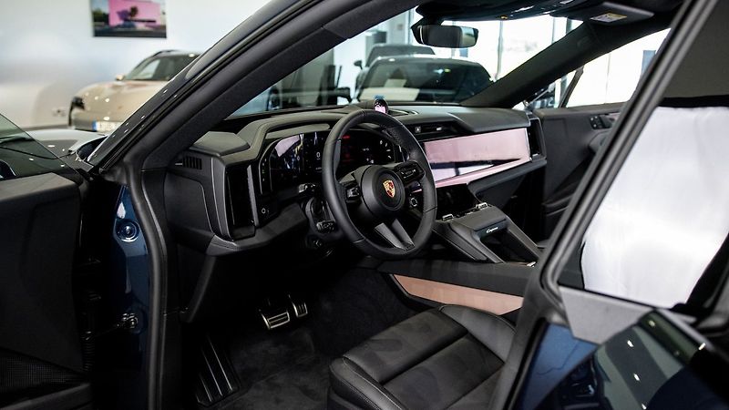 Porsche Cayenne Electric HuD Pano Display spol - fotka 8 z 18