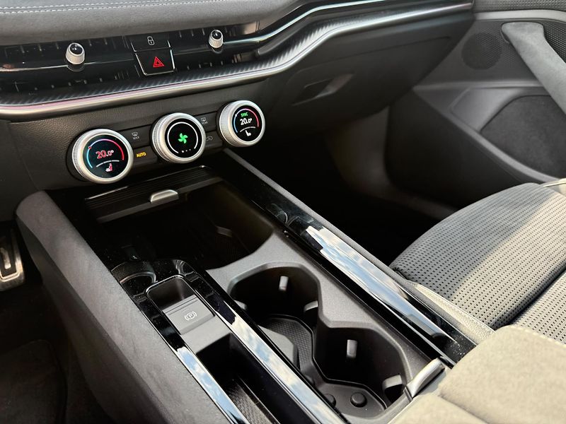 Škoda Superb iV Sportline 1,5TSI 150kw DSG - fotka 22 z 28