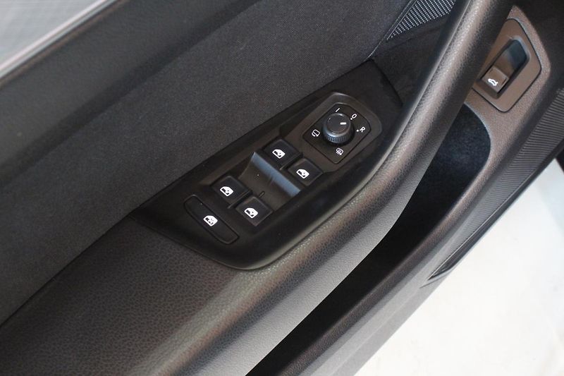 Volkswagen Passat (2020) 2.0TDI DSG Display Matrix - fotka 16 z 36