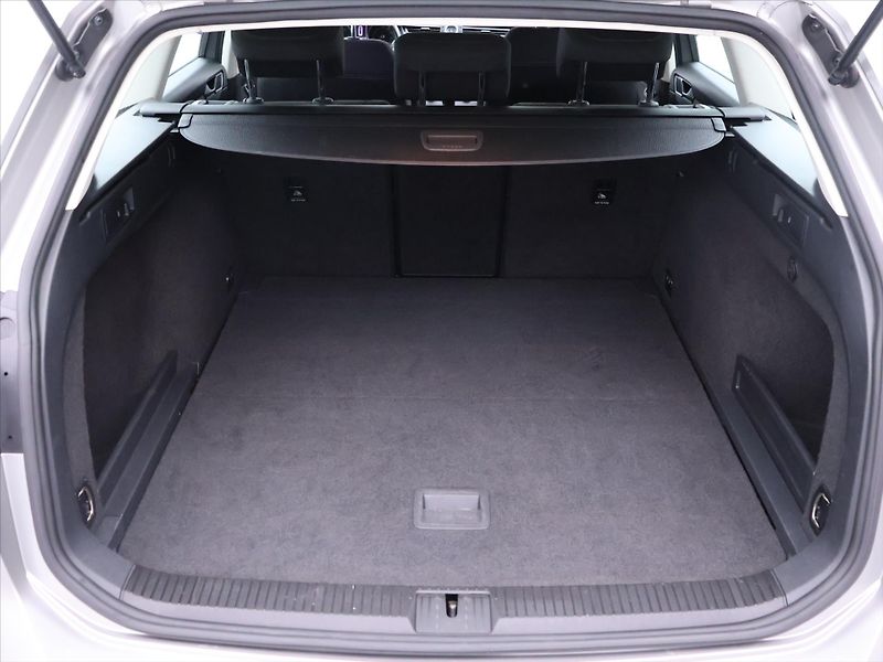 Volkswagen Passat 1,6 TDI Comfortline LED - fotka 10 z 32