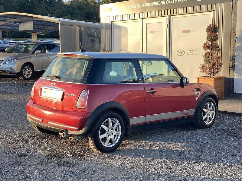 Mini Cooper 1.6i, automat, STK 03/2028 - fotka 7 z 13