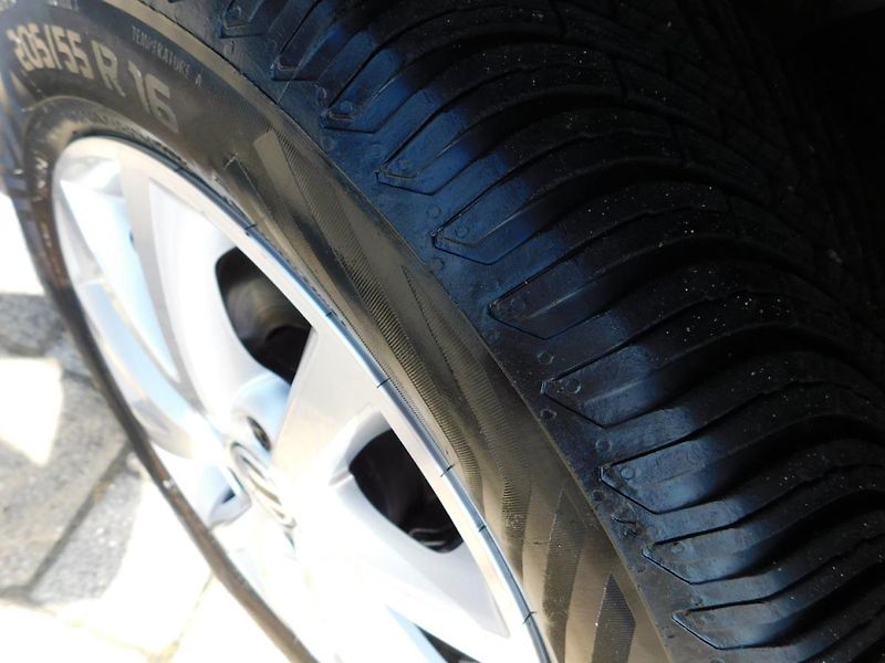 Volkswagen Touran (2009) 1.9 TDi DSG - fotka 21 z 31