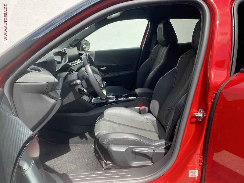 Peugeot 2008 (2021) 1.2 PT, GT, navi, kamera - fotka 9 z 18