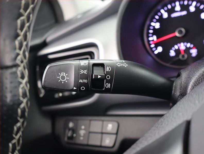 Peugeot 308 (2018) 1.6 BlueHDi, Tempomat - fotka 16 z 17