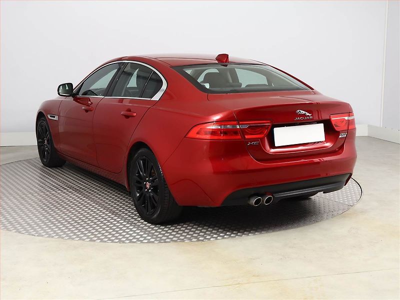 Jaguar XE (2016) 20d AWD, 4X4, Automat - fotka 4 z 16