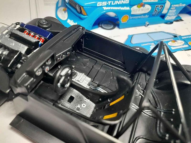 Model vozu BMW 320Gr.5 v měřítku 1:24 od firmy Italeri připomíná tragický osud talentovaného rakouského závodníka.