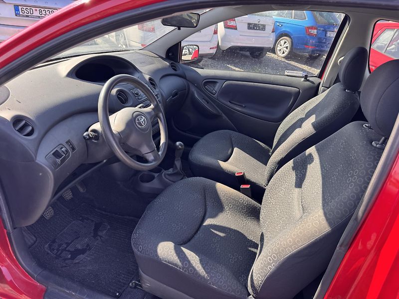 Toyota Yaris 1.0 VVTi,48 kW,98 tis km,1.Maj - fotka 10 z 17