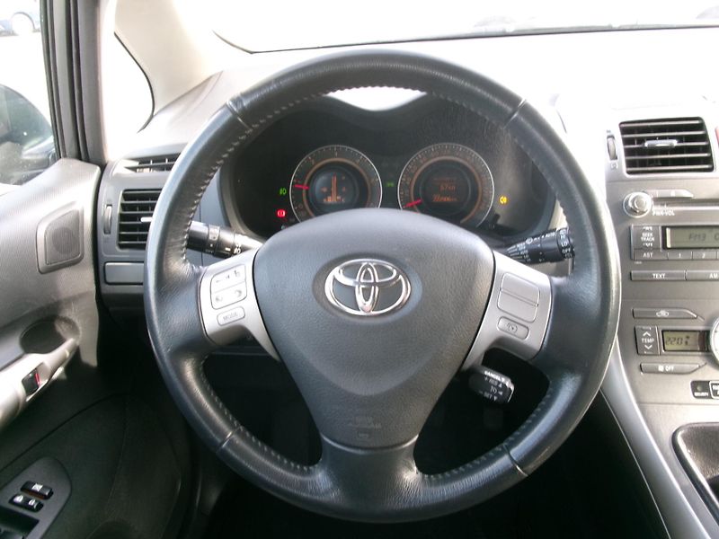 Toyota Auris (2007) 2,0 D-4D 93kW AC TEMP ALU - fotka 17 z 26