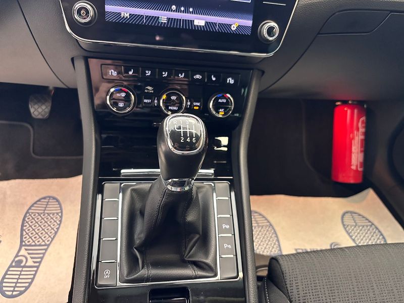 Škoda Superb 2.0 TDI STYLE - fotka 17 z 28