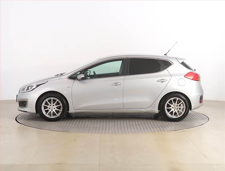 Kia Ceed (2015) 1.4 CVVT, Serv.kniha, Tempomat - fotka 3 z 17