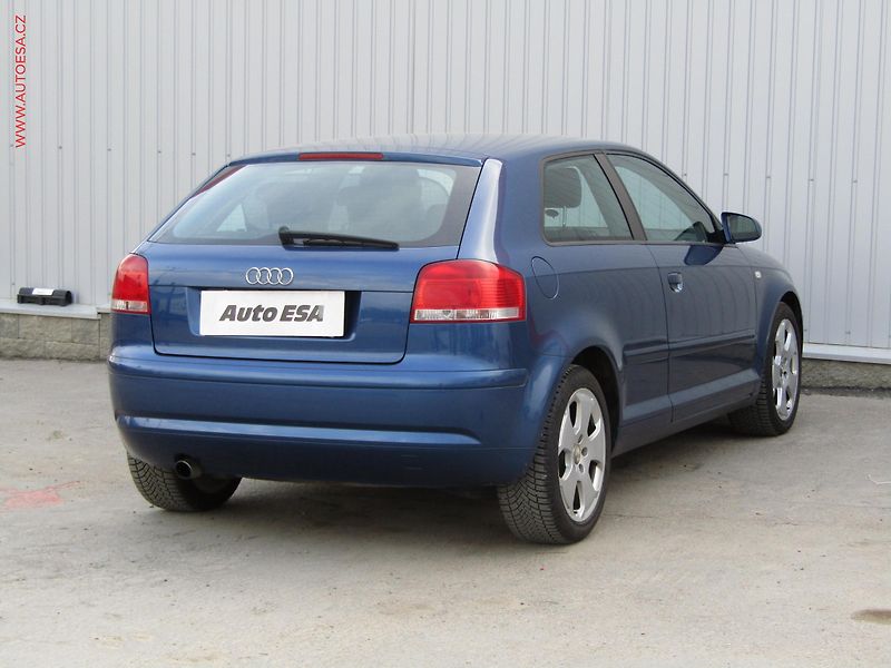 Audi A3 (2006) 1.6i, AC, výhřev.sed - fotka 4 z 14