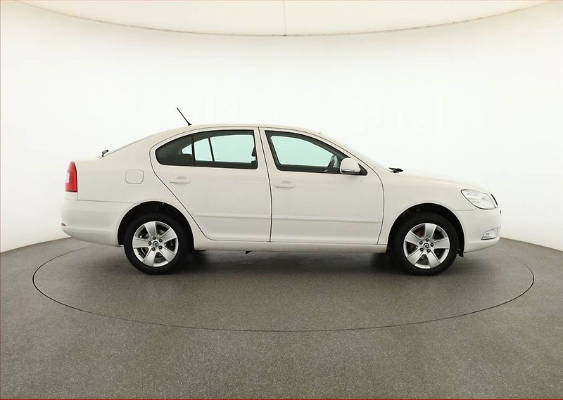 Škoda Octavia (2011) 2.0 TDI, Tempomat - fotka 6 z 14