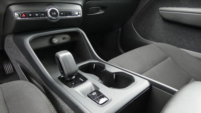 Volvo XC40 T2 FWD Momentum Core - fotka 6 z 21