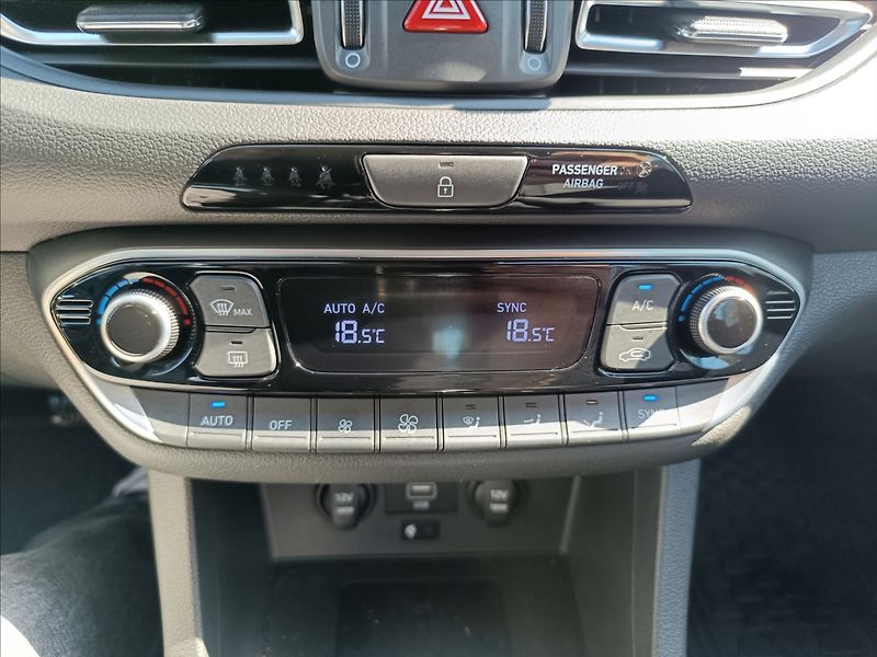 Hyundai i30 1,0 T-GDi, DCT, Automat Smart - fotka 14 z 21