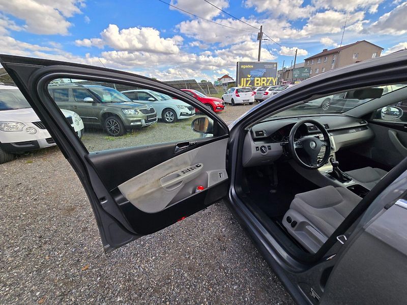 Volkswagen Passat (2005) 2.0 TDi 103KW Comfort - fotka 9 z 23