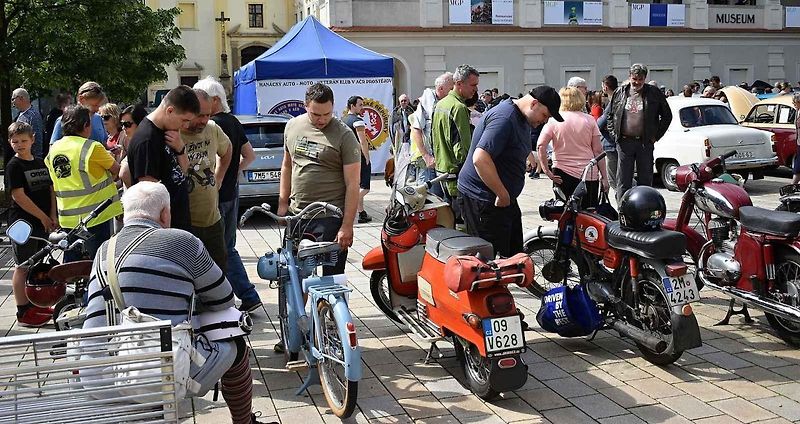 Nablýskané historické vozidla a motorky obsadily v neděli 19. května centrum Prostějova. 19.5. 2024
