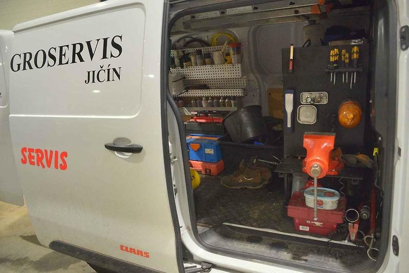 Světla, koledy a obří stroje. Rozsvícení vánočního kombajnu zahájilo advent v Jičíně