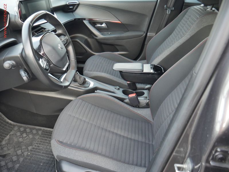 Peugeot 2008 (2020) 1.2 PT, 2.maj,ČR, AC, temp - fotka 9 z 17