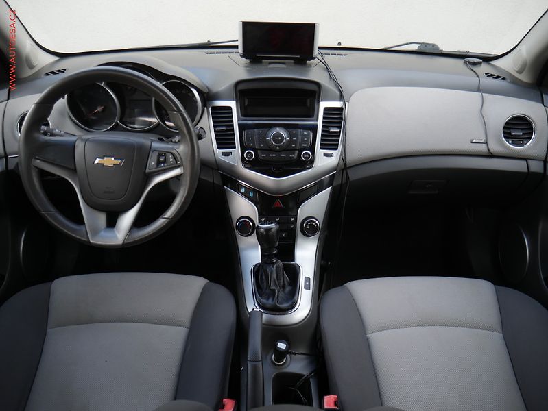 Chevrolet Cruze (2010) 1.6 i, ČR, AC, TZ - fotka 8 z 16
