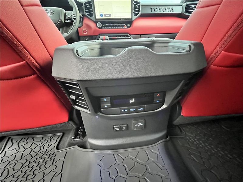 Toyota Sequoia 3,5i-Force MaxTTV6HEV TRD Pro - fotka 13 z 58