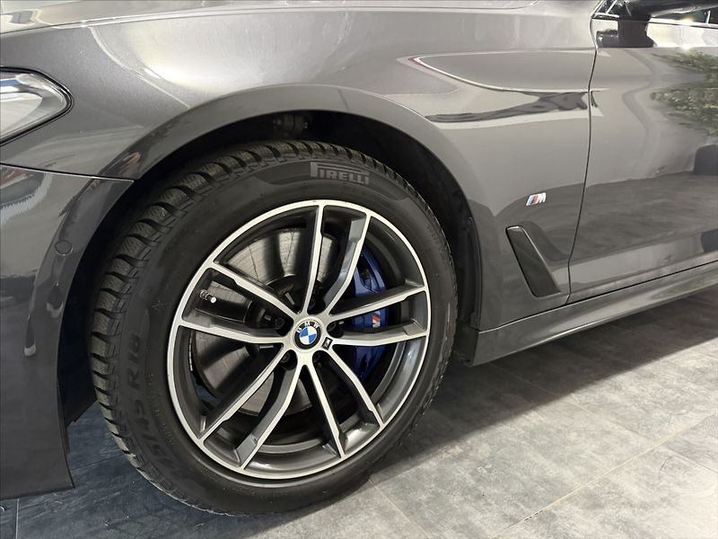BMW Řada 5 3,0   530D M-PAKET PANO LASER - fotka 43 z 48