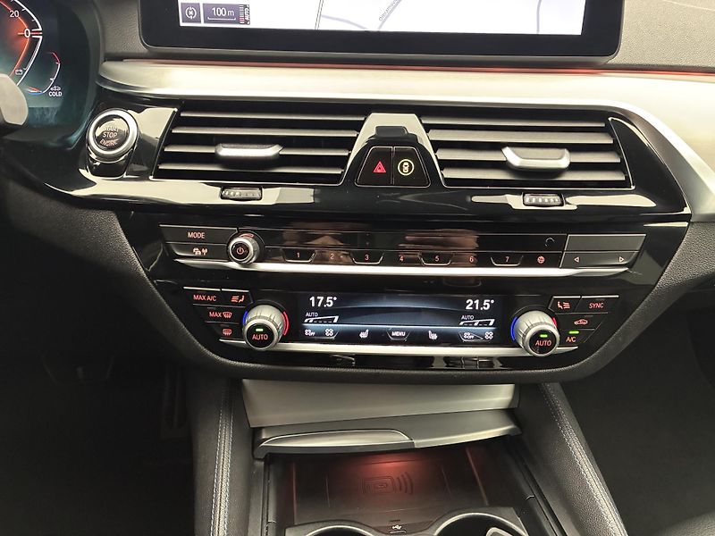 BMW Řada 5 3,0 540i 245kW xDrive DPH - fotka 19 z 29