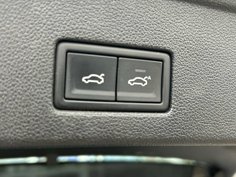Volkswagen Touareg (2021) V6 3.0TDI 8AT 4MOTION R-Line - fotka 13 z 35