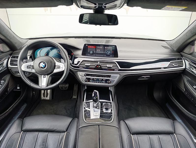 BMW Řada 7 750Ld BLACK FIRE ČR 1.MAJ - fotka 28 z 49