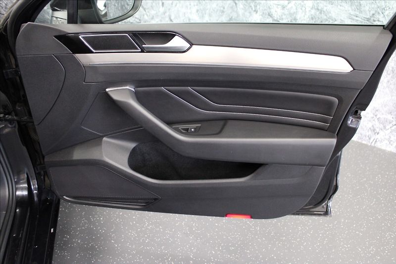 Volkswagen Passat 2,0 TDI DSG ELEGANCE 1.MAJ. CZ - fotka 9 z 37