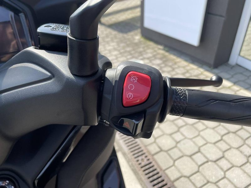 Yamaha (2026) XMAX 300 Tech Max EU5+ - fotka 12 z 12