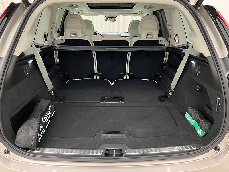 Volvo XC90 (2026) T8 AWD RECHARGE ULTRA DARK - fotka 8 z 46