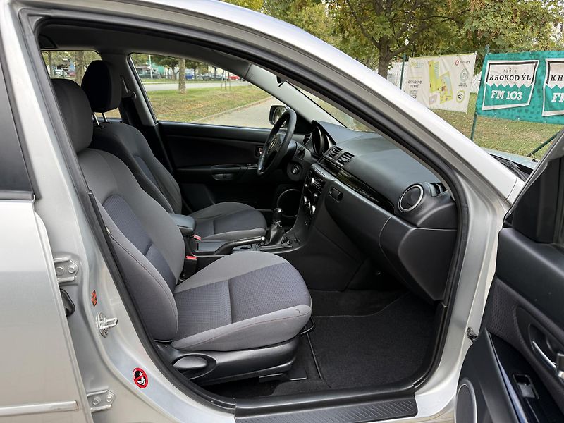 Mazda 3 2.0 Sport Active - fotka 22 z 30