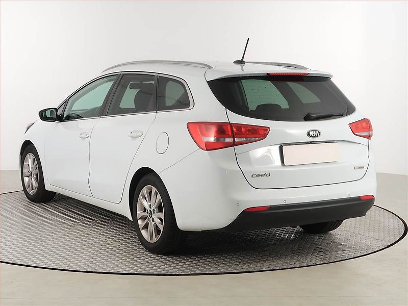 Kia Ceed (2016) Gold 1.6 GDI, Serv.kniha, Navi - fotka 4 z 17