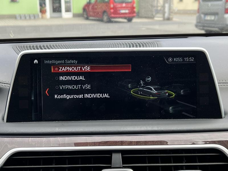 BMW Řada 7 (2017) 750d xDrive Laser Full  - fotka 26 z 39