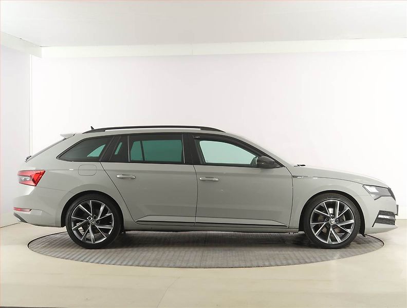 Škoda Superb (2023) Sportline 1.5 TSI, digi klima - fotka 6 z 31