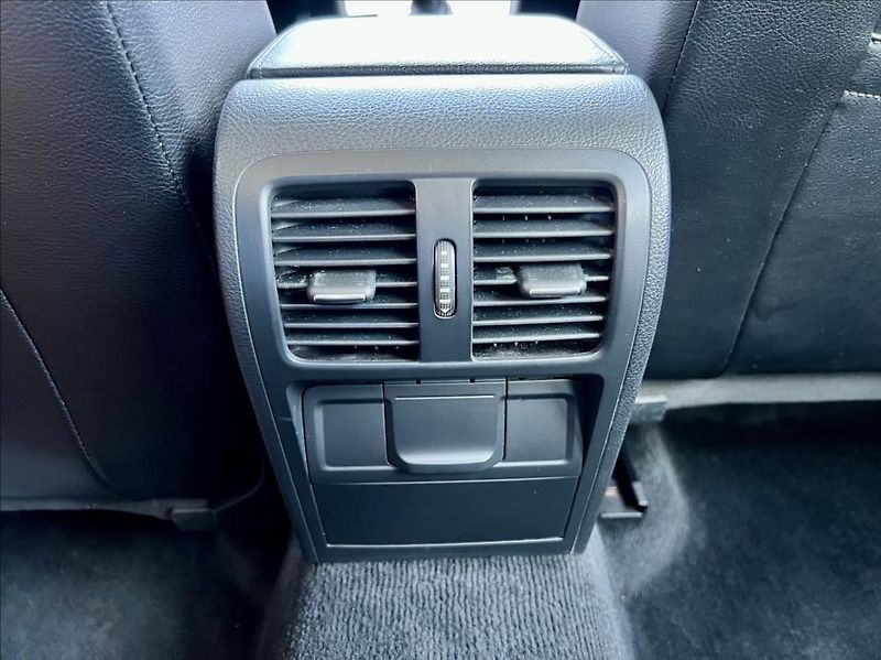 Volkswagen Passat 2,0 TDi DSG HIGHLINE / NAVI - fotka 36 z 42