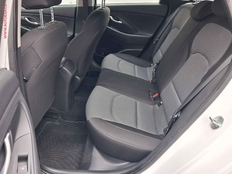 Hyundai i30 (2017) 1.6 CRDi, 1.maj,ČR, AC, tempo - fotka 10 z 18