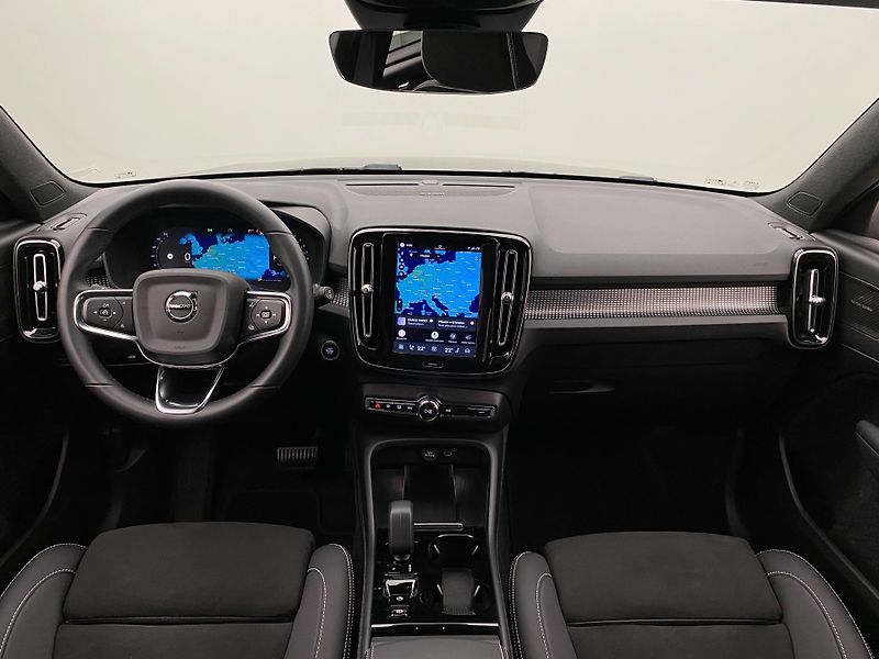 Volvo XC40 B4 AWD DARK PLUS AUT CZ - fotka 2 z 58
