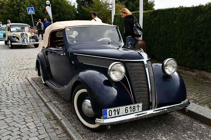 Na tradiční Lidický okruh dorazily desítky historických automobilů a motocyklů, které obdivovali návštěvníci z Kladna i širokého okolí.