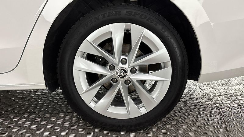 Škoda Octavia 2.0 TDI DSG Style Combi - fotka 19 z 25