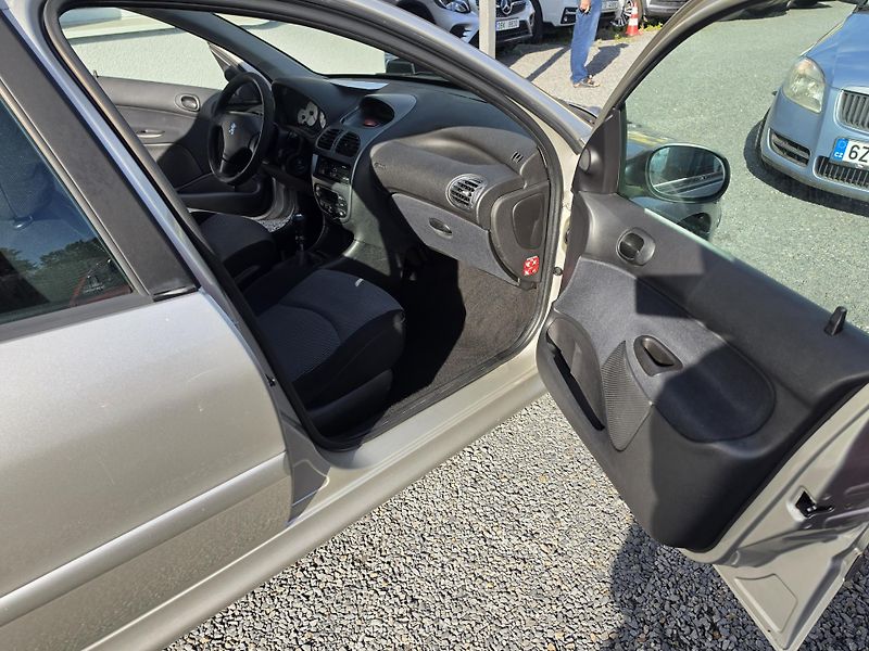 Peugeot 206 1.6 i 80kw Panorama  - fotka 15 z 21