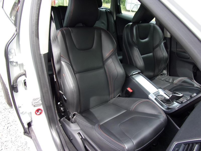 Volvo XC60 (2016) 2.0 D4 140kW OCEAN RACE KRÁSNÉ - fotka 24 z 27